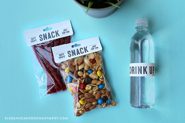 Free Guest Room Printables! These retro-style designed set includes snack bag toppers, water bottle labels, a welcome sign and a really awesome wi-fi information sign. The bag toppers and water bottle labels are compatible with Avery Products #22801 and #22845 for easy printing. // Designs from Elegance and Enchantment.