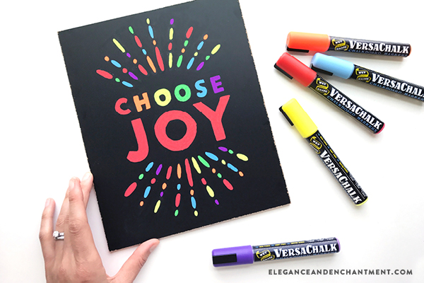 The easiest, cleanest, safest, and most fun way to create chalkboard projects: Versachalk! These colorful chalkboard markers allow you to create tons of artwork + gifts— plus provide a great activity for the kids. In this post, you’ll learn how to take a piece of printable art and transfer it to a chalkboard, mess free. // From Elegance and Enchantment, in partnership with Versachalk. 