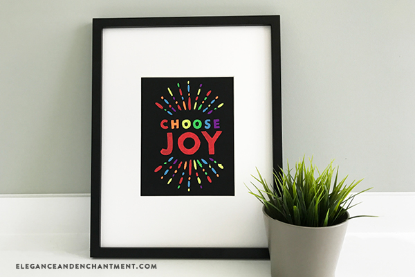 The easiest, cleanest, safest, and most fun way to create chalkboard projects: Versachalk! These colorful chalkboard markers allow you to create tons of artwork + gifts— plus provide a great activity for the kids. In this post, you’ll learn how to take a piece of printable art and transfer it to a chalkboard, mess free. // From Elegance and Enchantment, in partnership with Versachalk. 