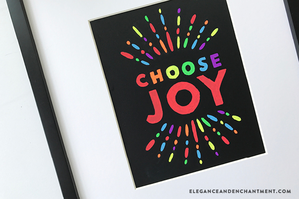 The easiest, cleanest, safest, and most fun way to create chalkboard projects: Versachalk! These colorful chalkboard markers allow you to create tons of artwork + gifts— plus provide a great activity for the kids. In this post, you’ll learn how to take a piece of printable art and transfer it to a chalkboard, mess free. // From Elegance and Enchantment, in partnership with Versachalk. 