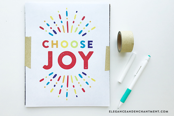 The easiest, cleanest, safest, and most fun way to create chalkboard projects: Versachalk! These colorful chalkboard markers allow you to create tons of artwork + gifts— plus provide a great activity for the kids. In this post, you’ll learn how to take a piece of printable art and transfer it to a chalkboard, mess free. // From Elegance and Enchantment, in partnership with Versachalk. 