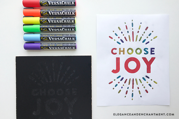 The easiest, cleanest, safest, and most fun way to create chalkboard projects: Versachalk! These colorful chalkboard markers allow you to create tons of artwork + gifts— plus provide a great activity for the kids. In this post, you’ll learn how to take a piece of printable art and transfer it to a chalkboard, mess free. // From Elegance and Enchantment, in partnership with Versachalk. 