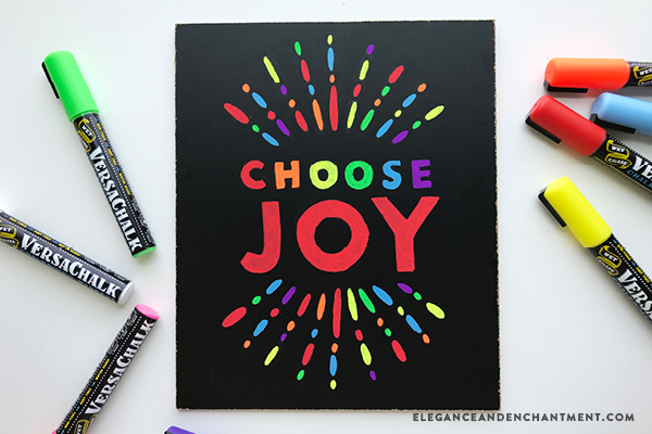 The easiest, cleanest, safest, and most fun way to create chalkboard projects: Versachalk! These colorful chalkboard markers allow you to create tons of artwork + gifts— plus provide a great activity for the kids. In this post, you’ll learn how to take a piece of printable art and transfer it to a chalkboard, mess free. // From Elegance and Enchantment, in partnership with Versachalk. 