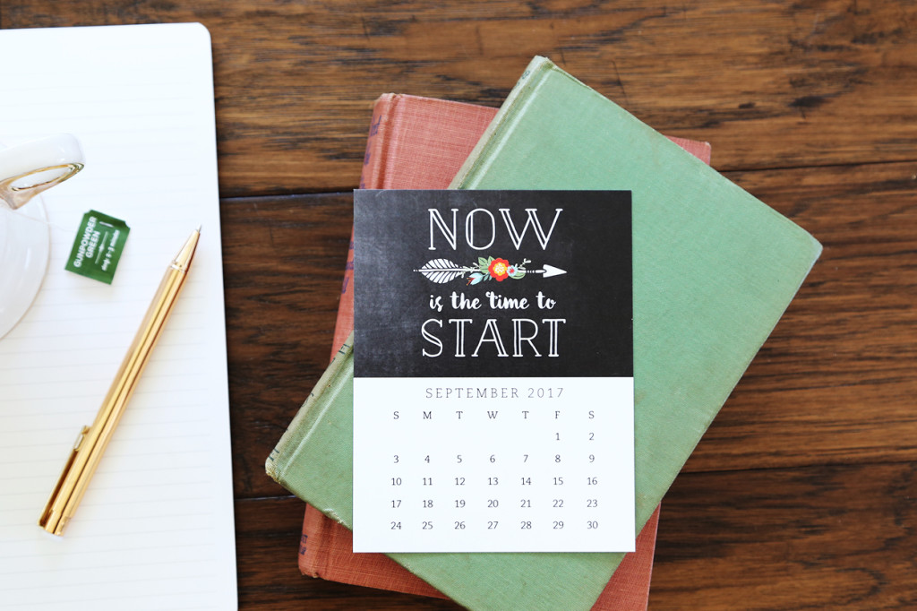 Pretty your workspace with this free printable calendar card for September 2017. New calendars are released every month! // Design from Elegance and Enchantment.
